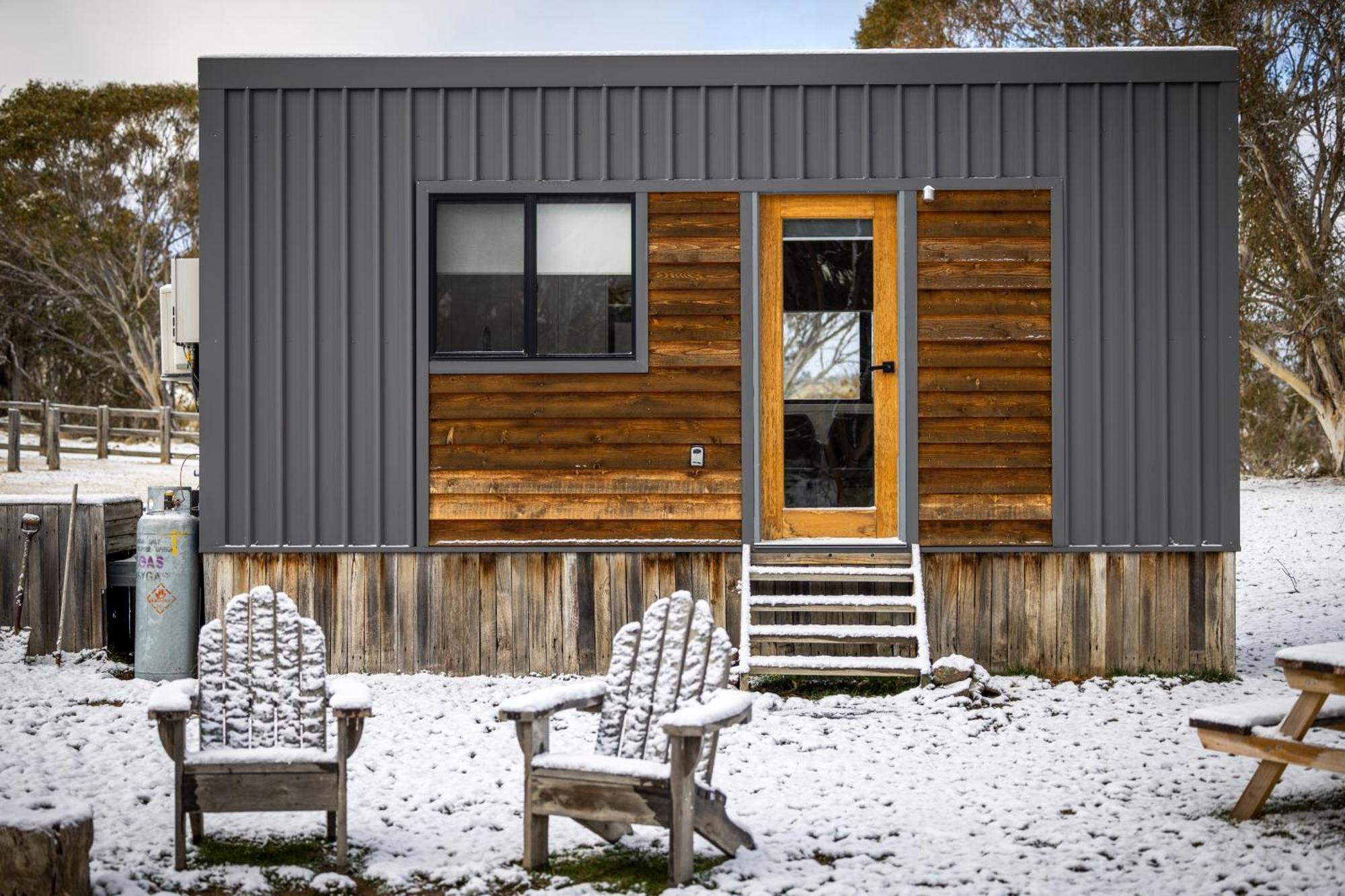 Big Yard Escapes - Two Off-Grid Tiny Houses On The Mowamba River Jindabyne Eksteriør bilde